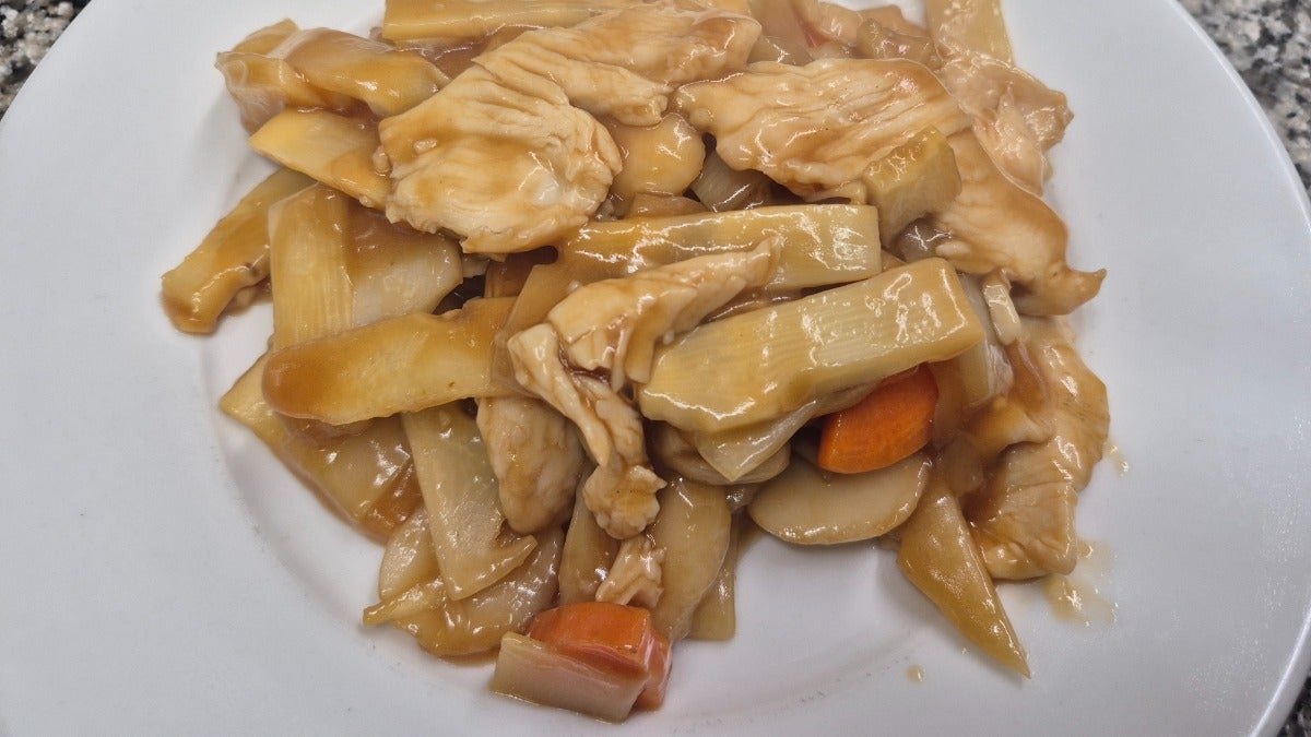 Chicken with Bamboo Shoots and Water Chestnuts