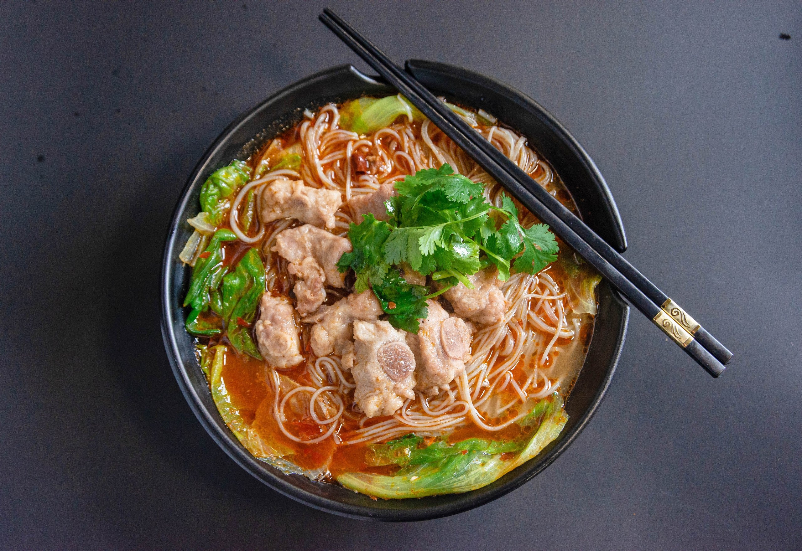Spicy Mini Ribs with Vermicelli / Udon 麻辣排骨汤米线/乌冬