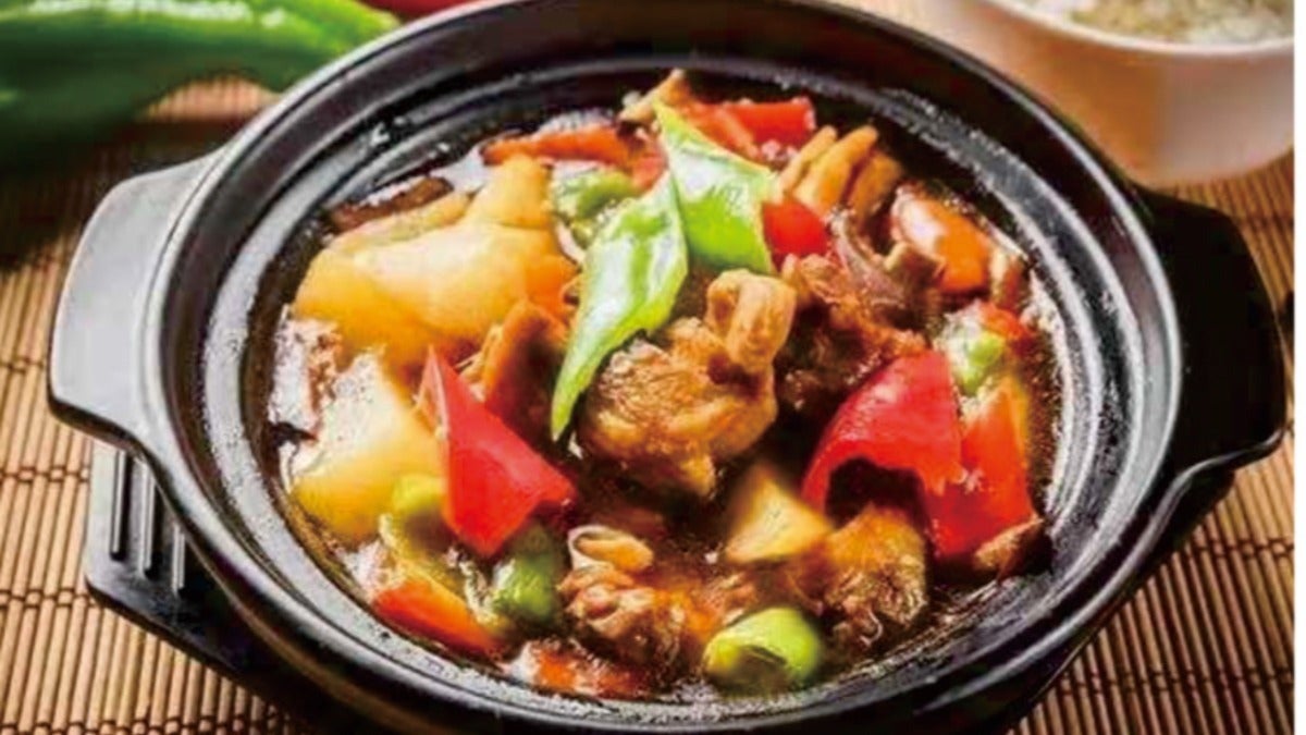 Stewed Chicken in Brown Sauce 黄焖鸡煲