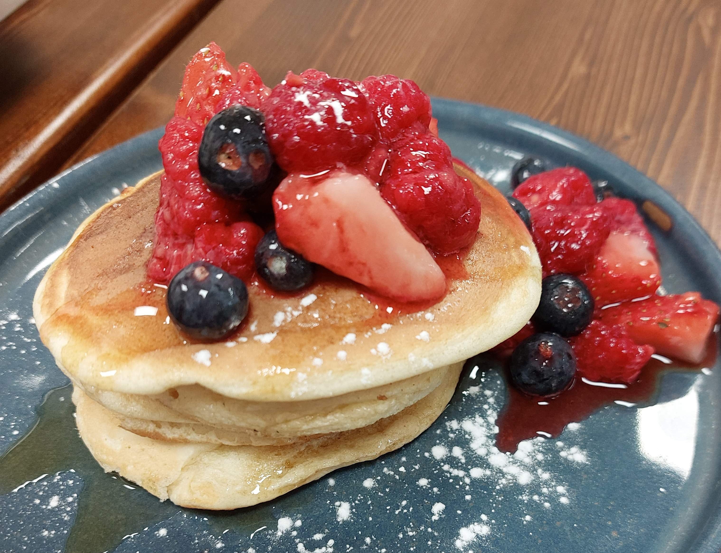 4 pancakes with fruit