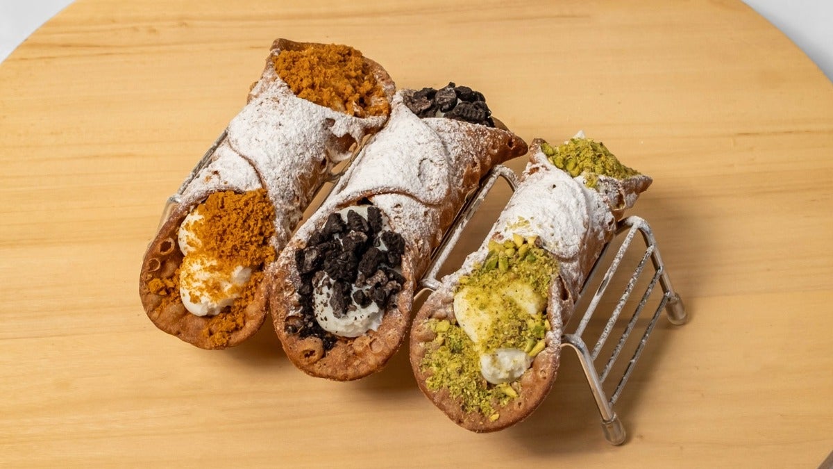 Freshly filled maxi Cannoli (1 piece)