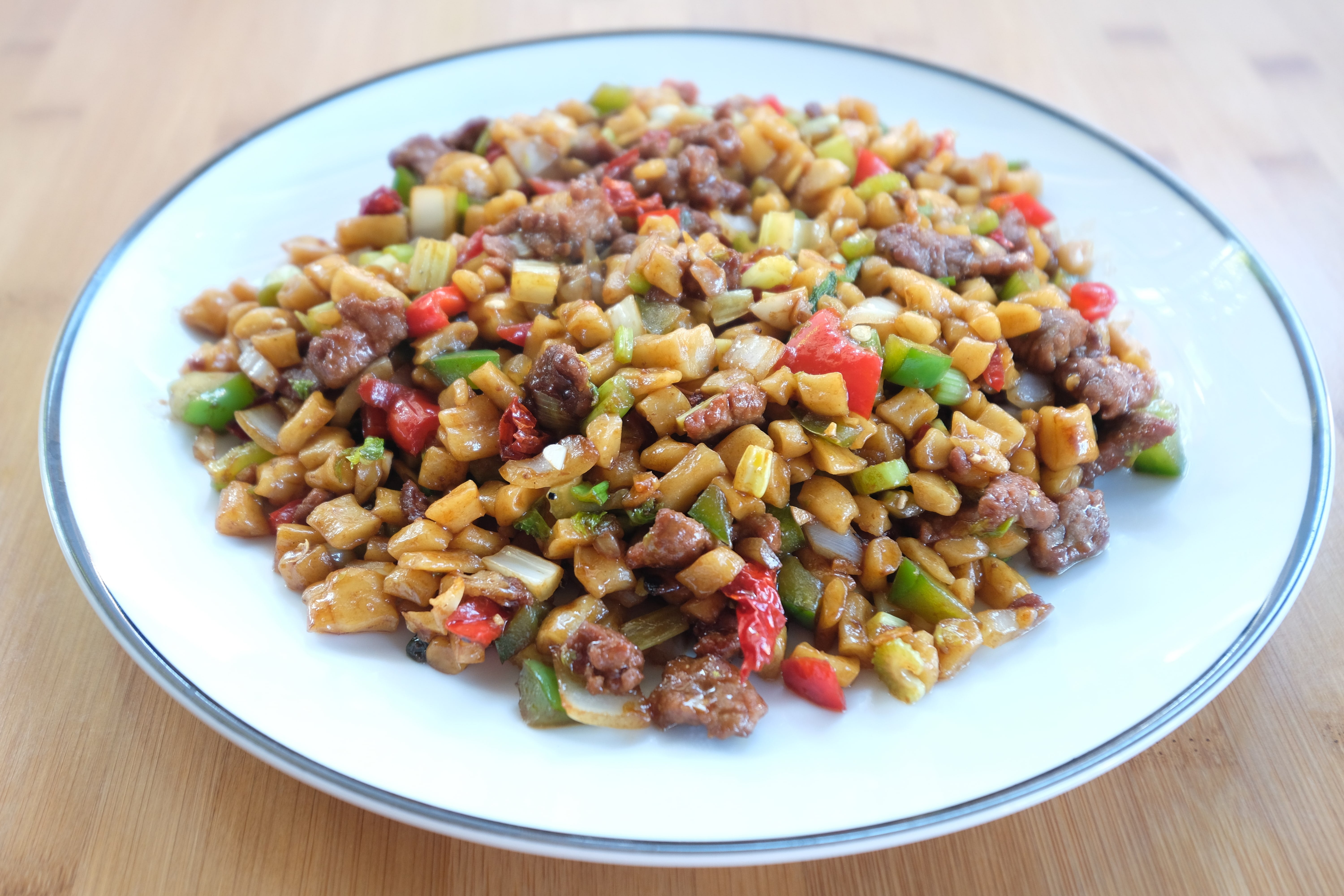 Chopped noodle with lamb and vegetables 丁丁炒面
