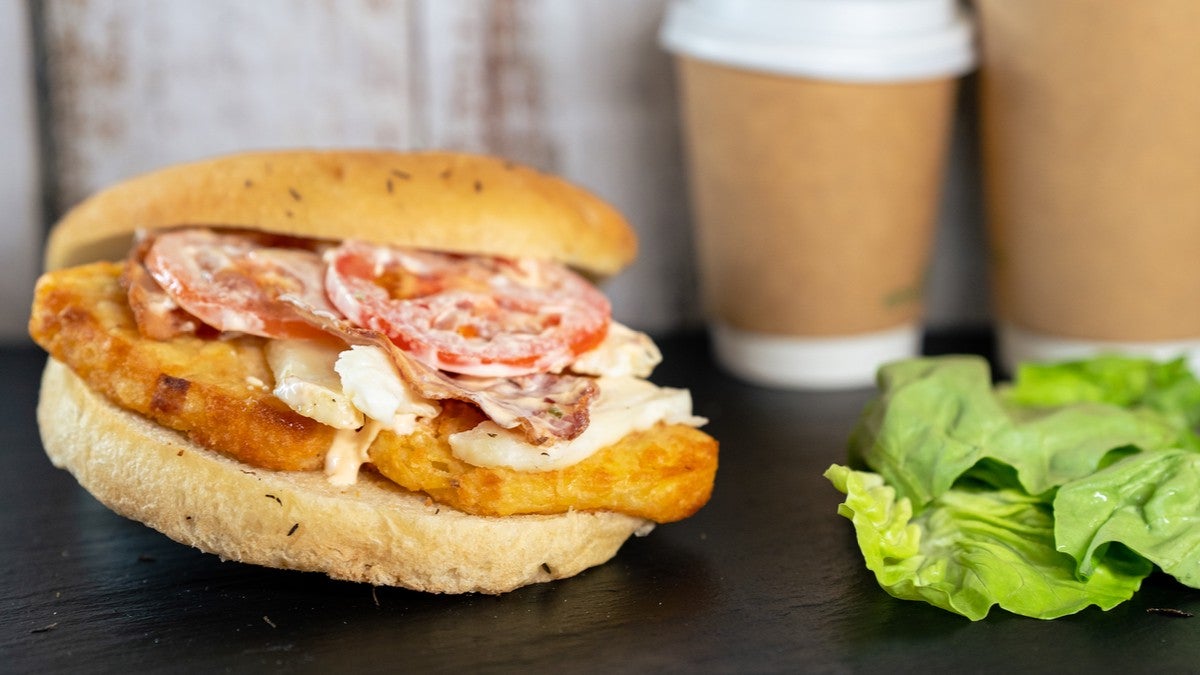 Crispy Streaky Bacon, Halloumi Cheese, Hash Browns, Vine Tomato, Chilli Mayo