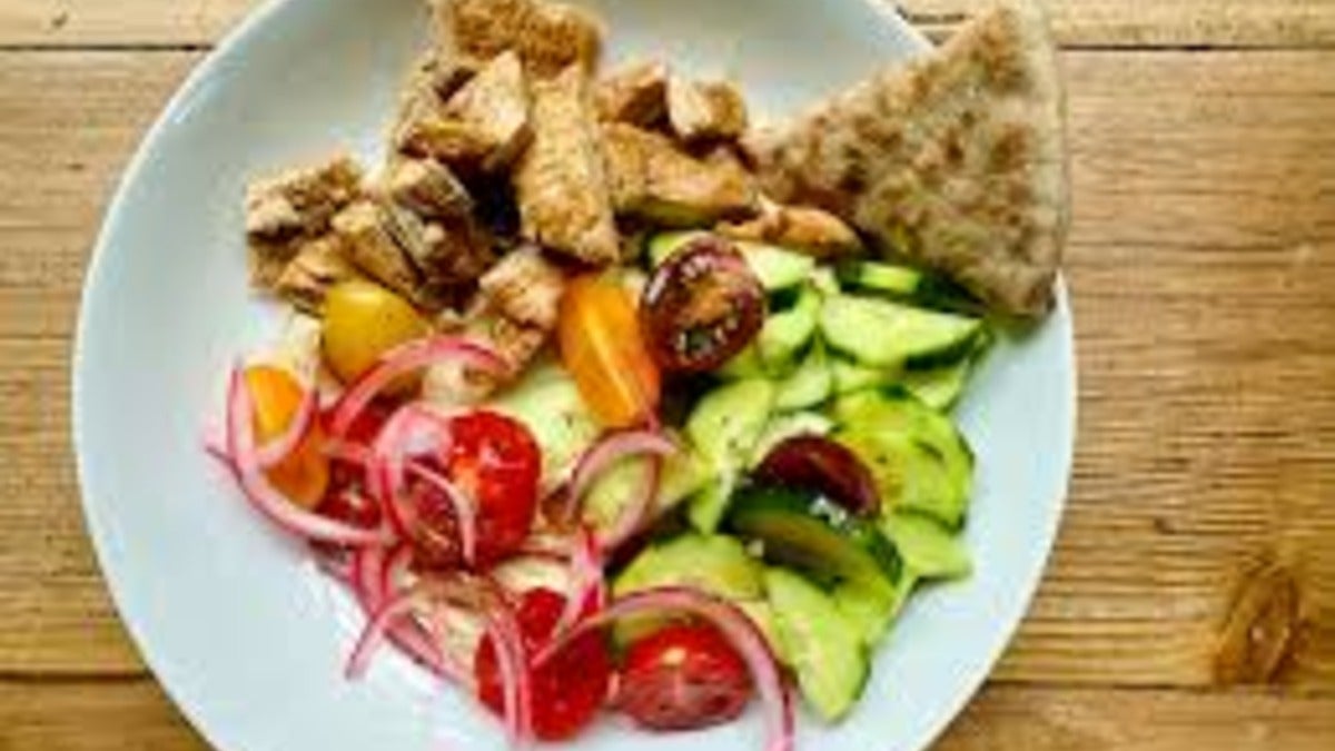 Hummus Salad with Pitta Bread