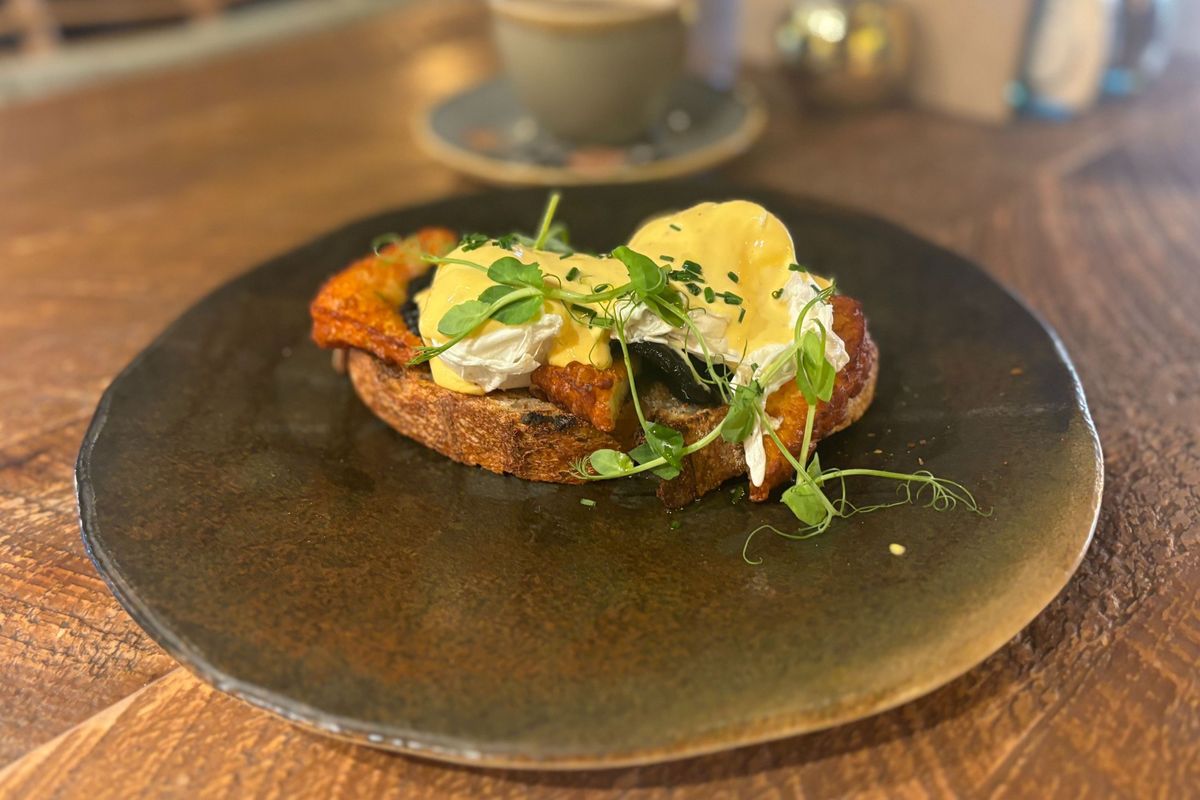 Benedict with halloumi