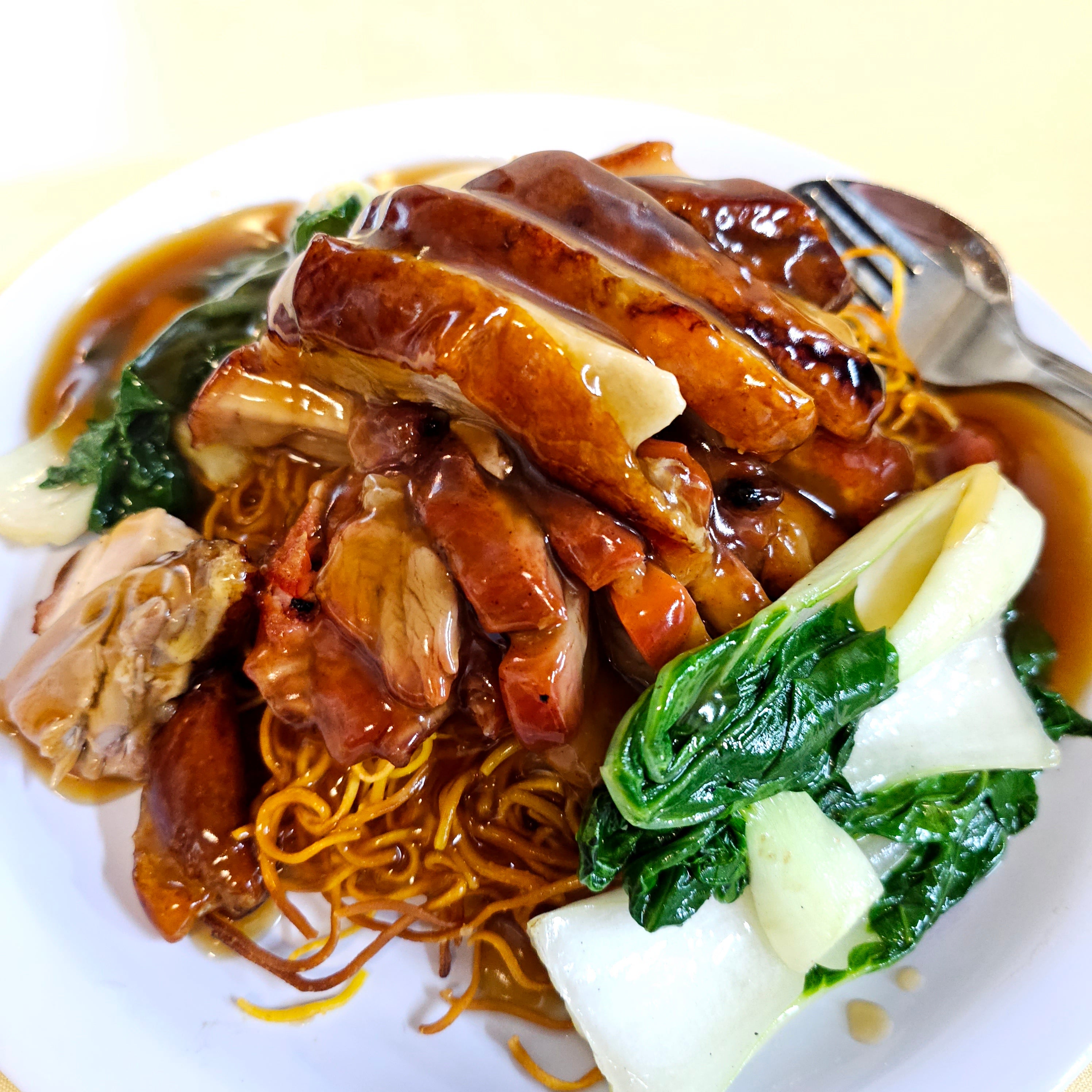 Three Combination BBQ Meat on Crispy Noodle 三拼燒味炒麵