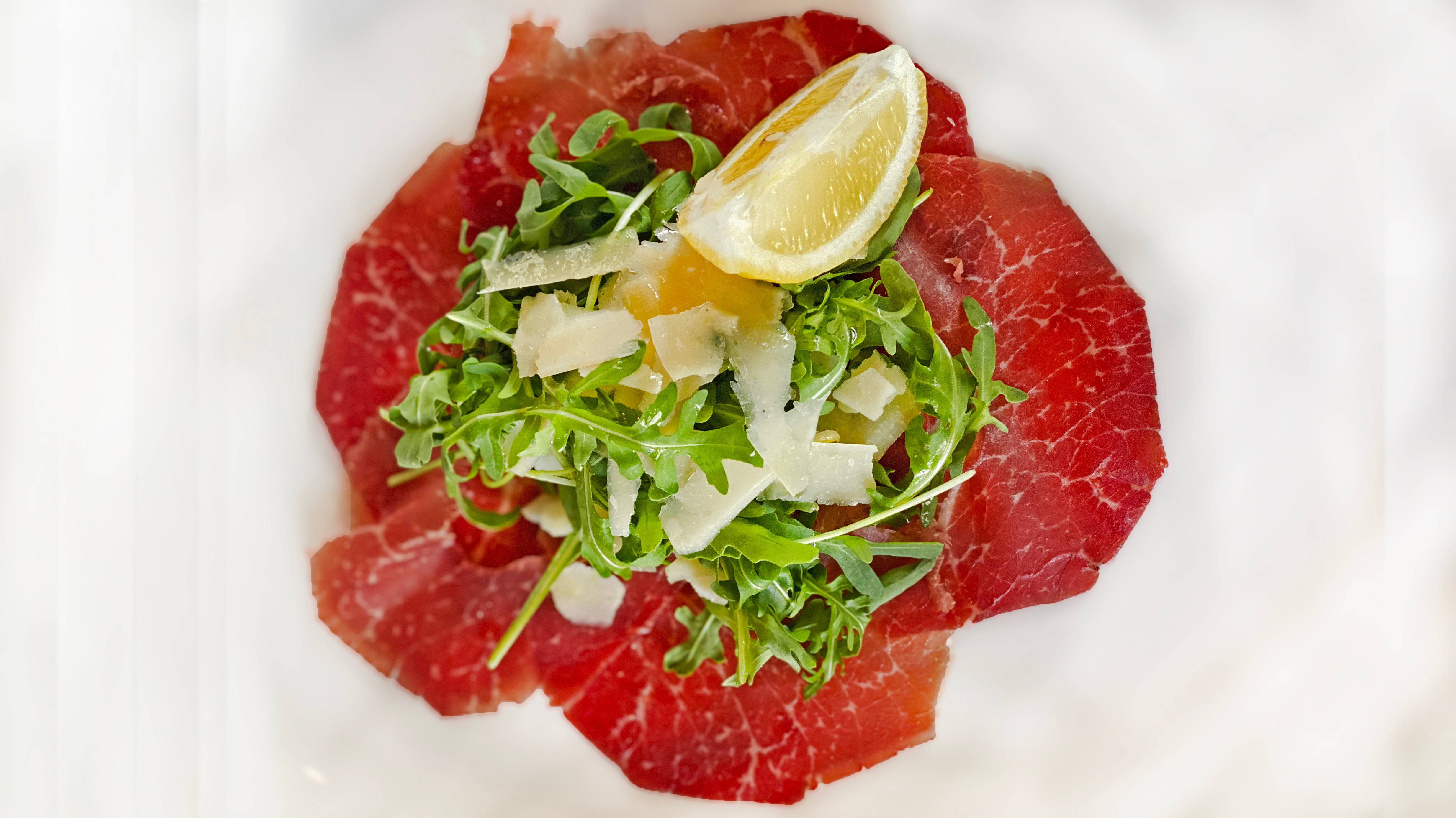 Bresaola Della Valtellina, con Rucola, Pomodorini, e Scaglie di Parmigiano