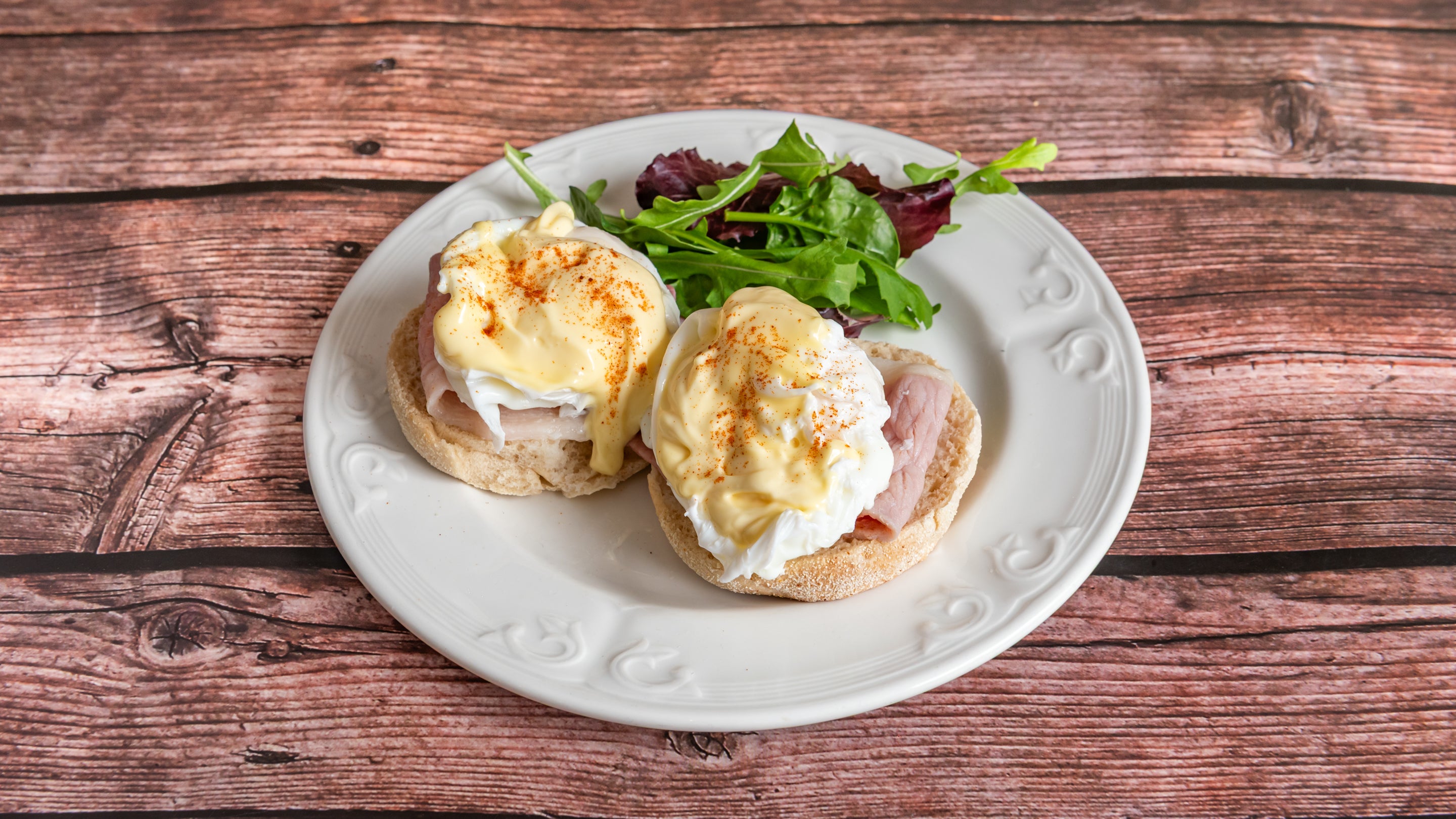 Eggs Benedict with Bacon and Holandaise Sauce