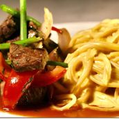 SPAGUETTI A LA HUANCAINA WITH LOMO SALTADO