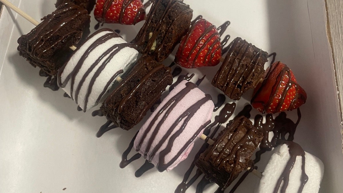 2 x delicious skewers with brownies & strawberry’s drizzled with chocolate!