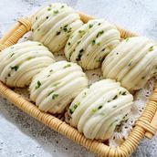 Steamed Twisted Rolls With Scallion （葱油花卷）