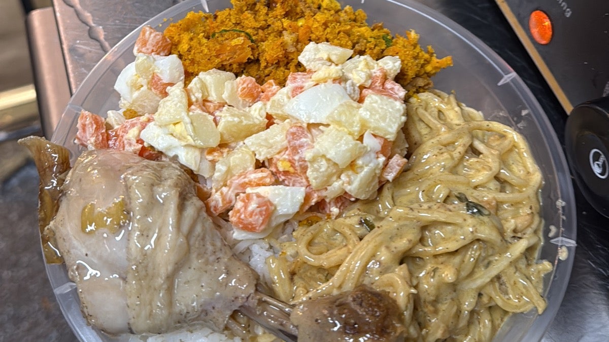 Arroz feijão bife de vaca macarrão frito