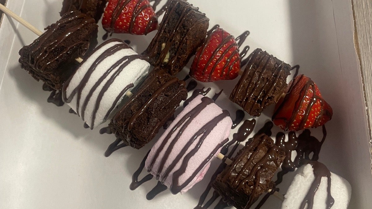 2 x skewers brownies & marshmellows drizzled in chocolate