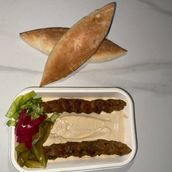 Chicken kebab with hummus 