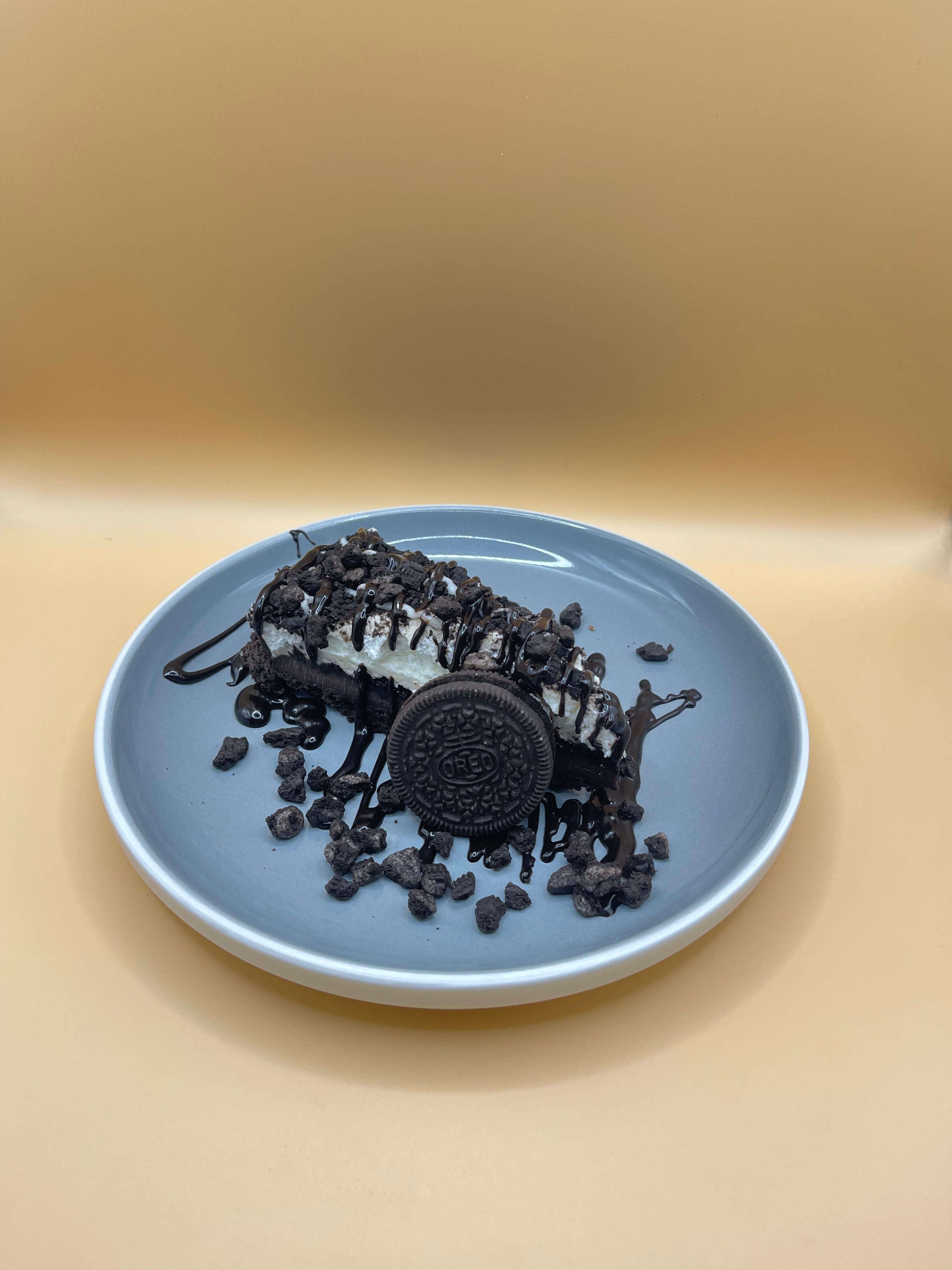 Cookie and cream cheese cake