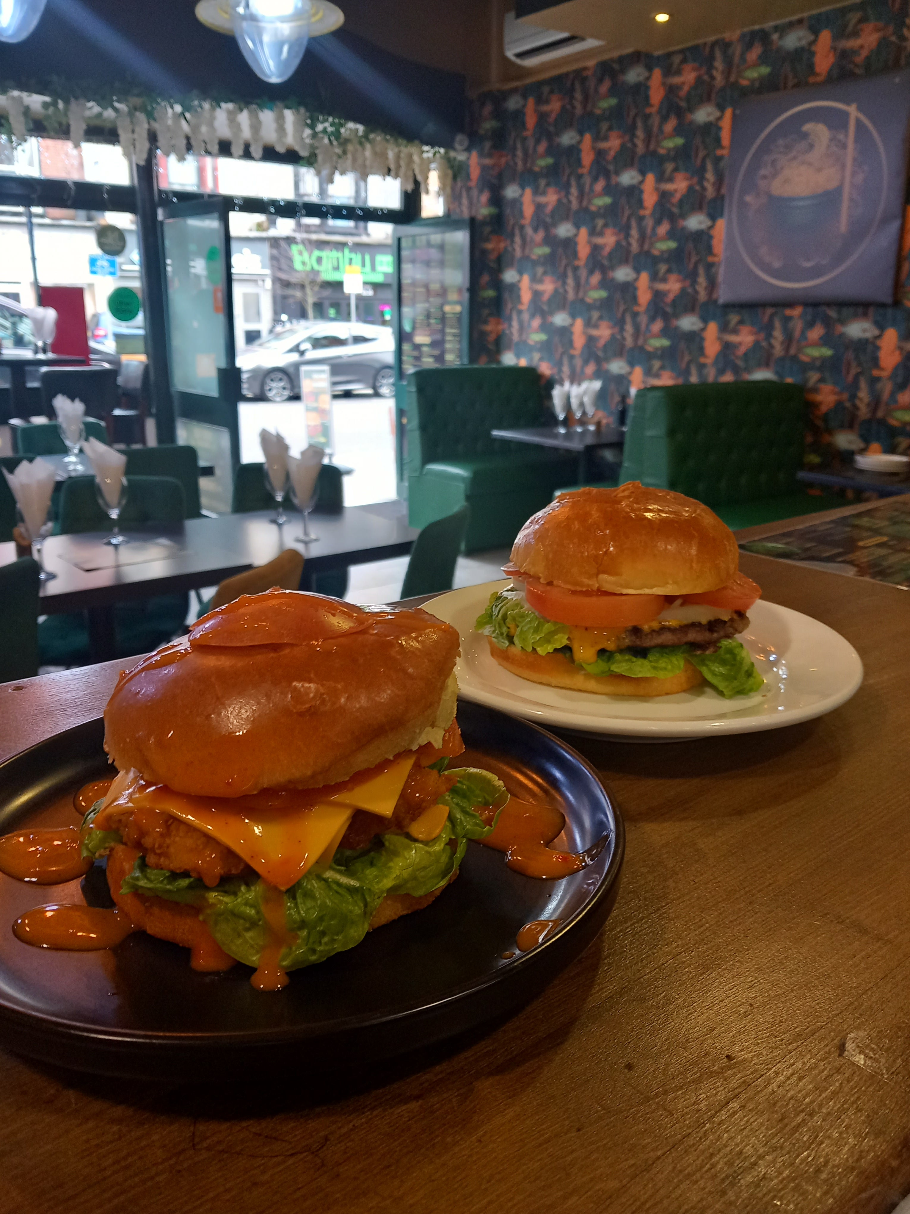 CHICKEN BURGER with chips