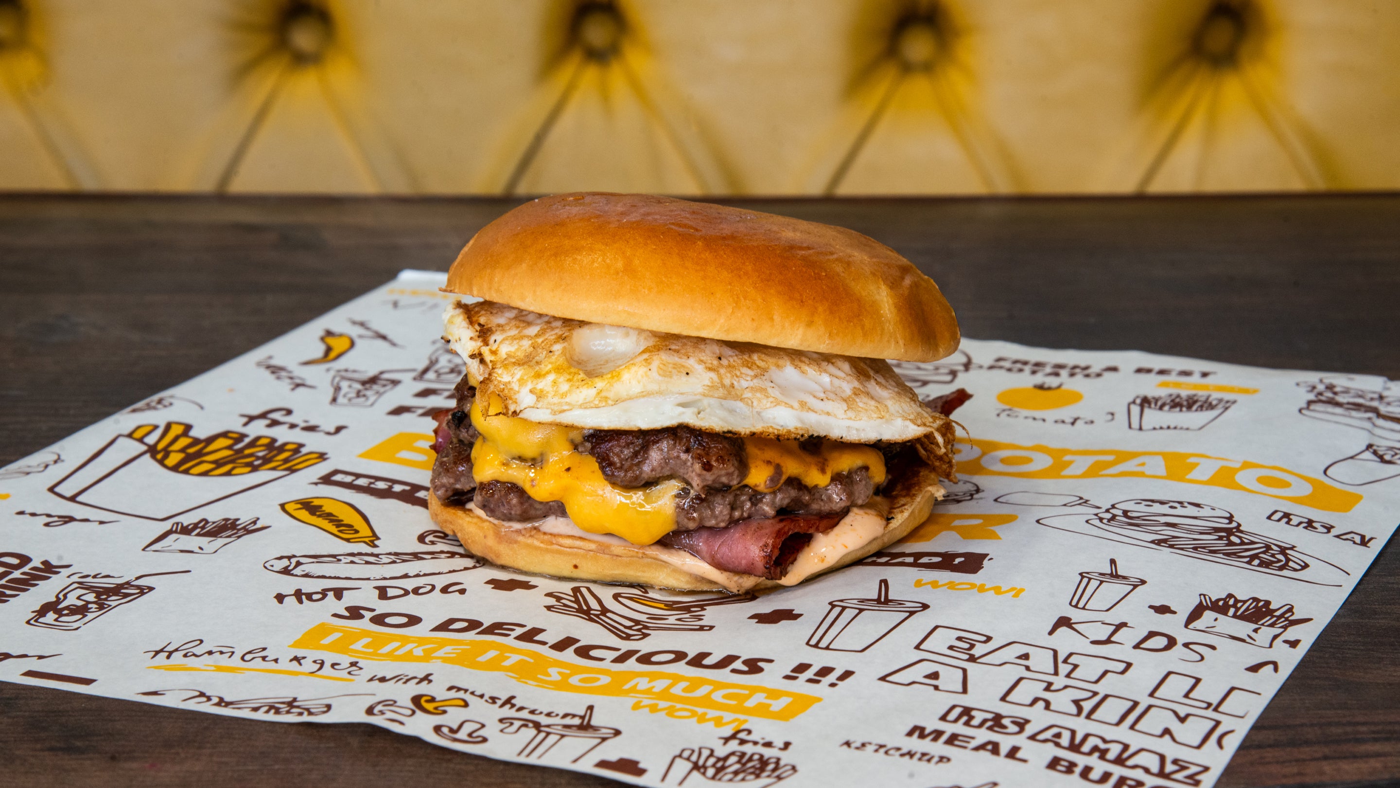 Breakfast double smash beef burger & chips & sauce