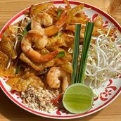 Crispy Wonton Pad Thai ผัดไทยเกี๊ยวกรอบ