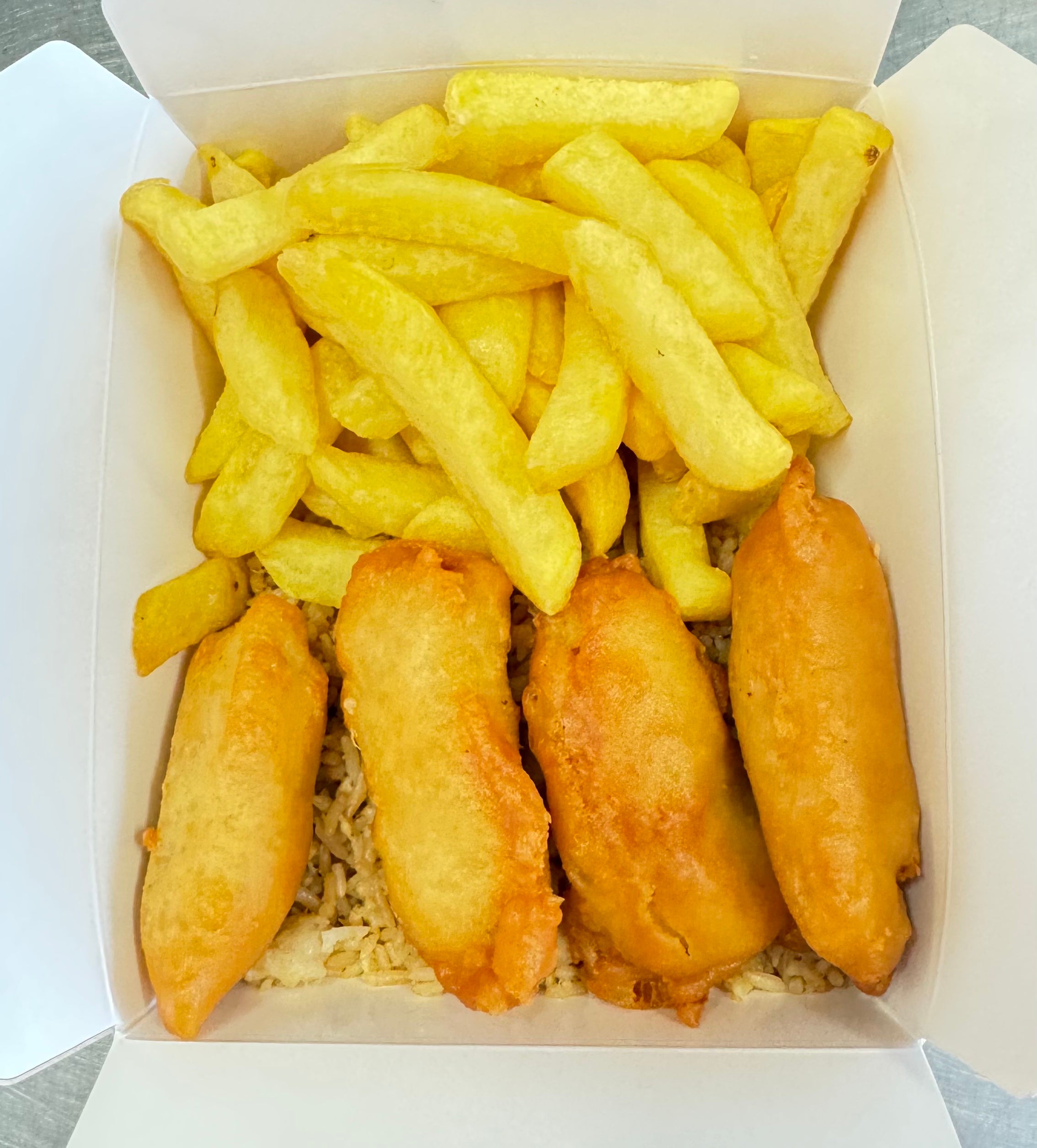 4 Chicken Balls, Fried Rice, Chips, and Curry Sauce 四大/咖喱汁