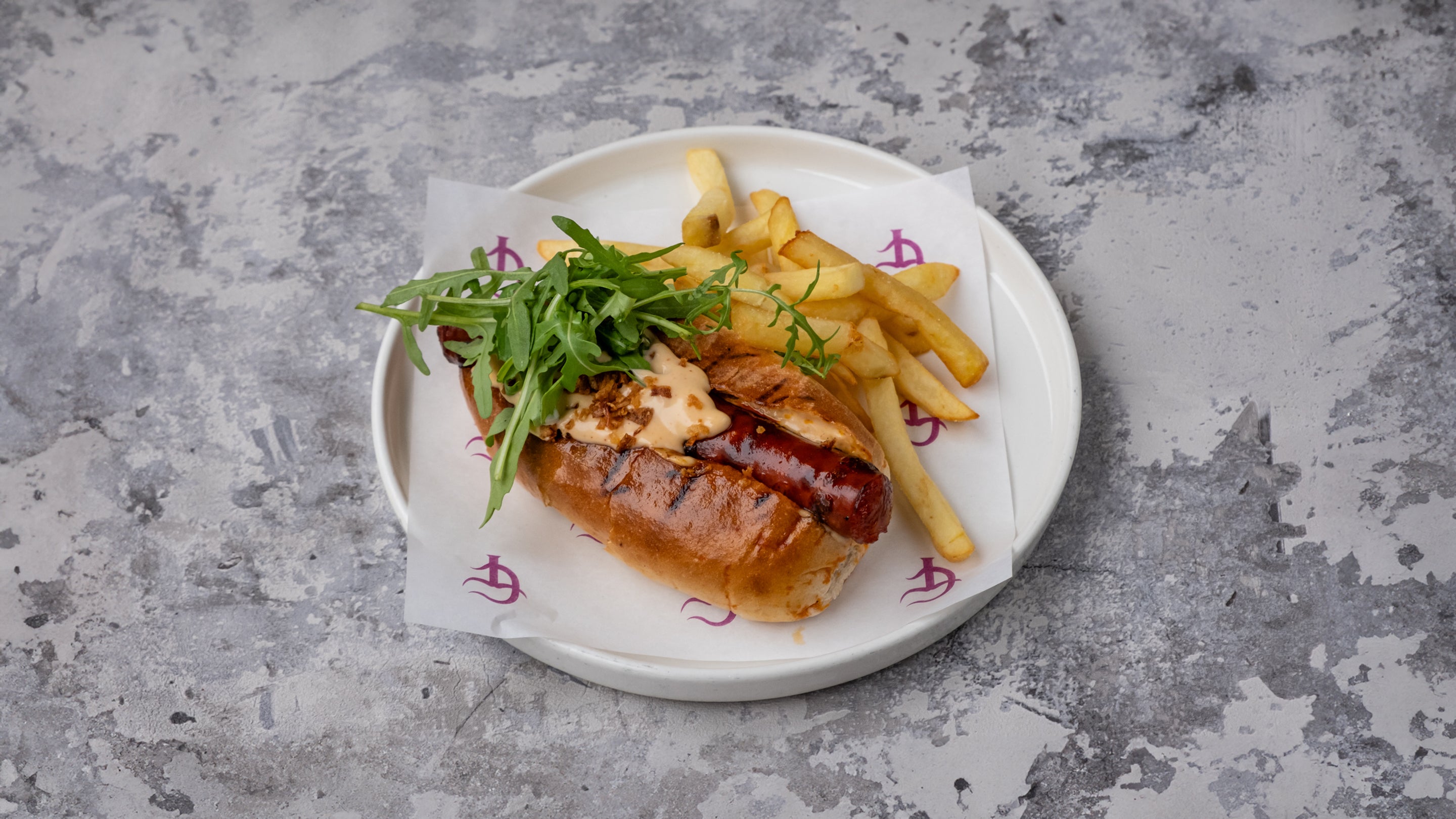 "Basque Chorizo txistorra HOT DOG", spicy sauce, onion crumbs, chips
