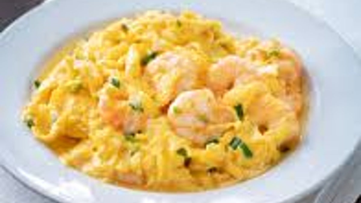 Scrambled Egg with King Prawns 滑蛋蝦仁