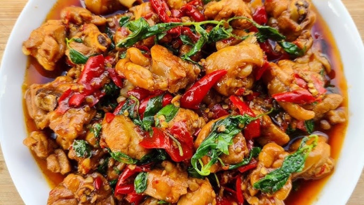 Burmese Hot & Sour Chicken (ကြက်ချဉ်စပ်)
