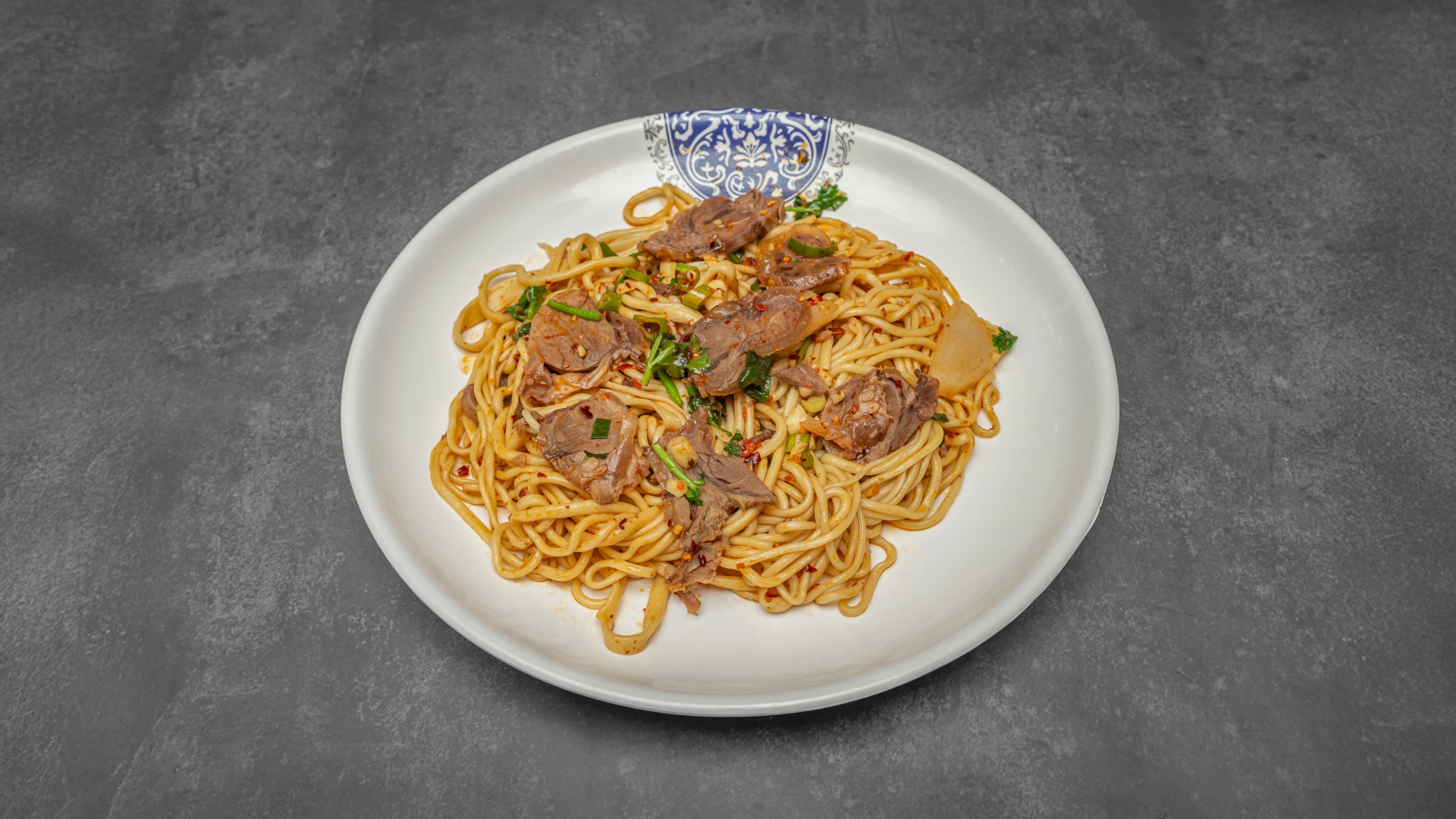 Hand-pulled Noodles with Beef Shin in Sauce 牛肉片拌面