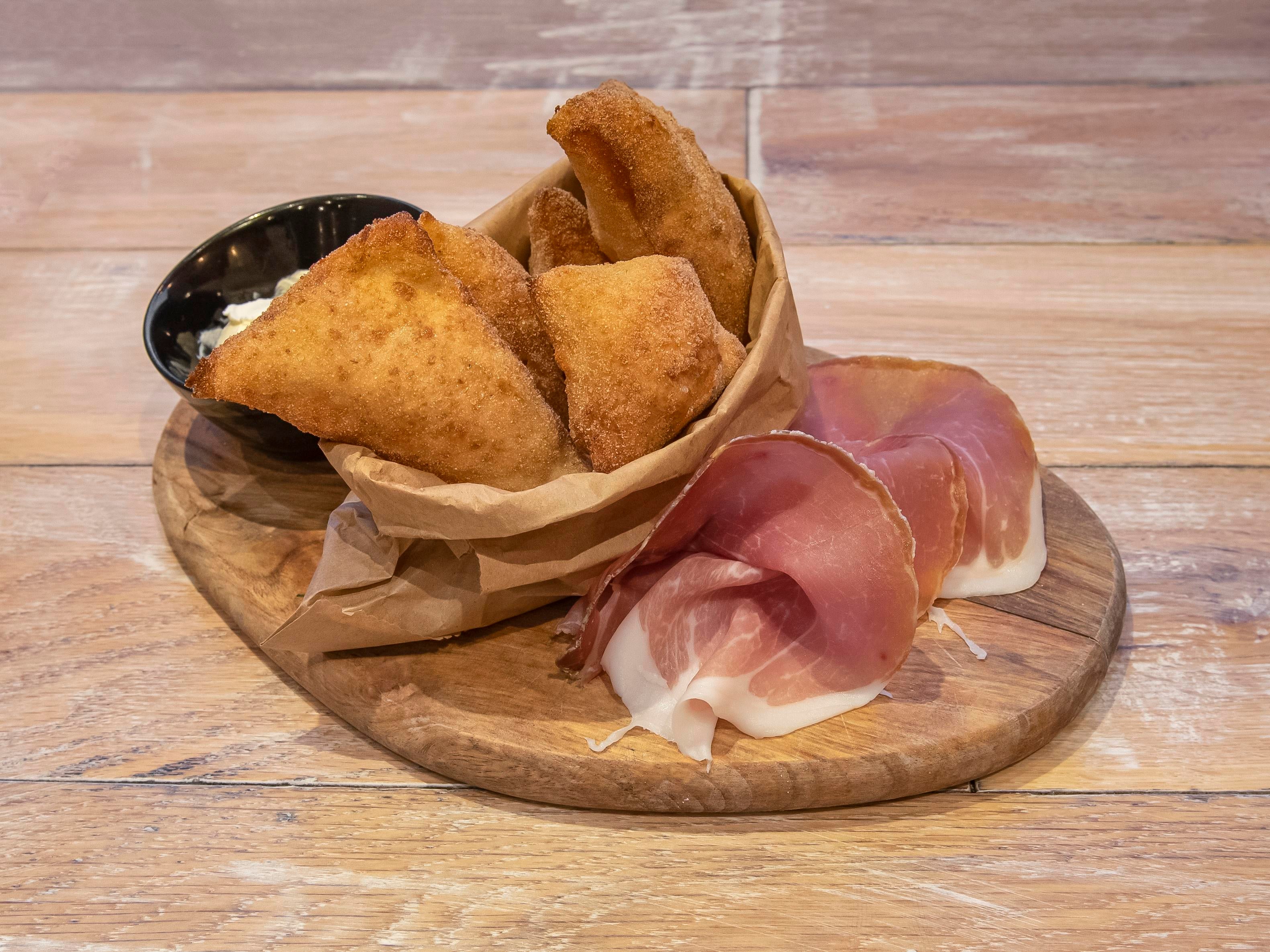 Coccoli Con Prosciutto E Stracchino