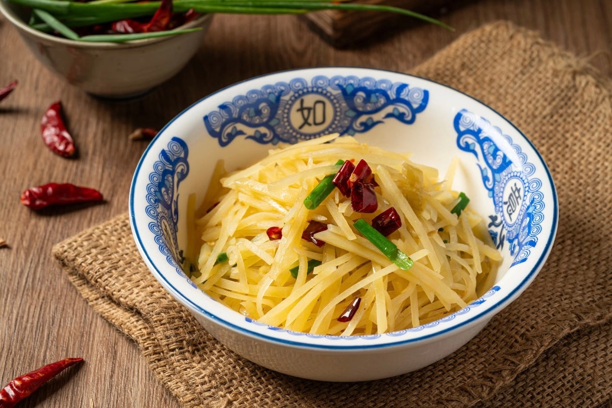 酸辣土豆丝 **Sour & Spicy Shredded Potatoes**