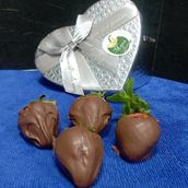 4 Pieces Strawberries Dipped In Delicious Chocolate And Beautifully Presented.