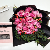 Hand Bouquet With Chocolate 4