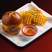Cheeseburger Wagyu with waffle fries