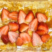 Caramel crepe with strawberries 