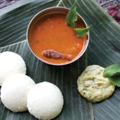 3 pcs Idly with Sambar and Chutney