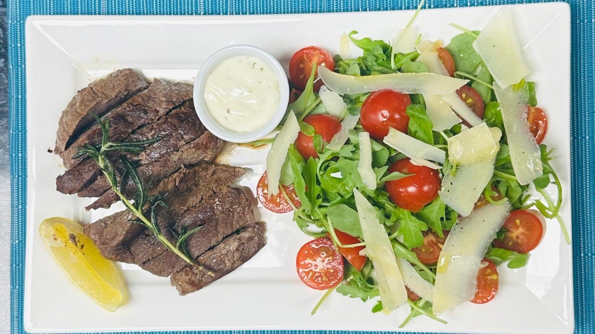 Tagiliata Di Manzo Con Rucola E Pomodorini