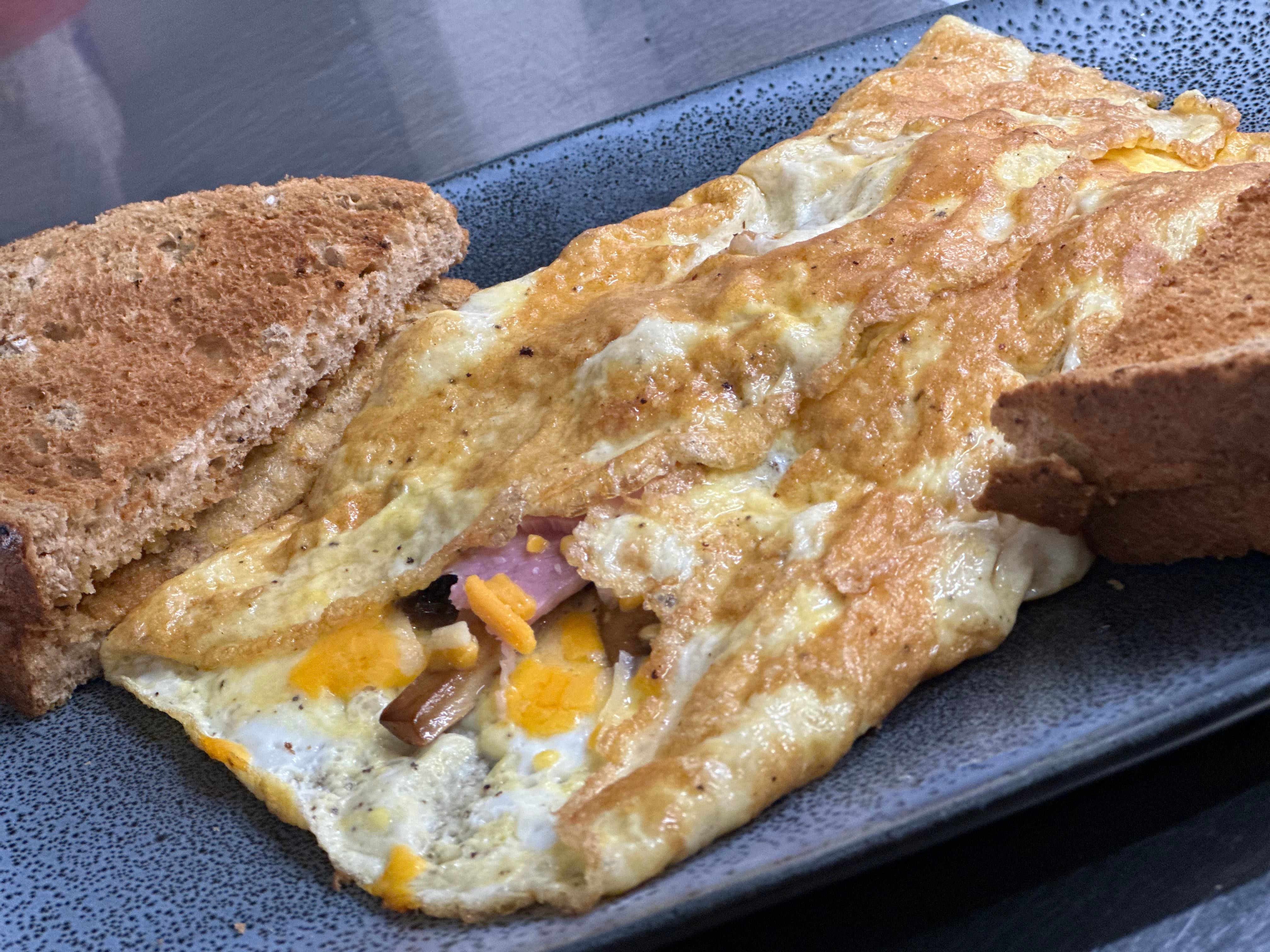 Omelette With 2 Toast (Mushroom, Cheese)