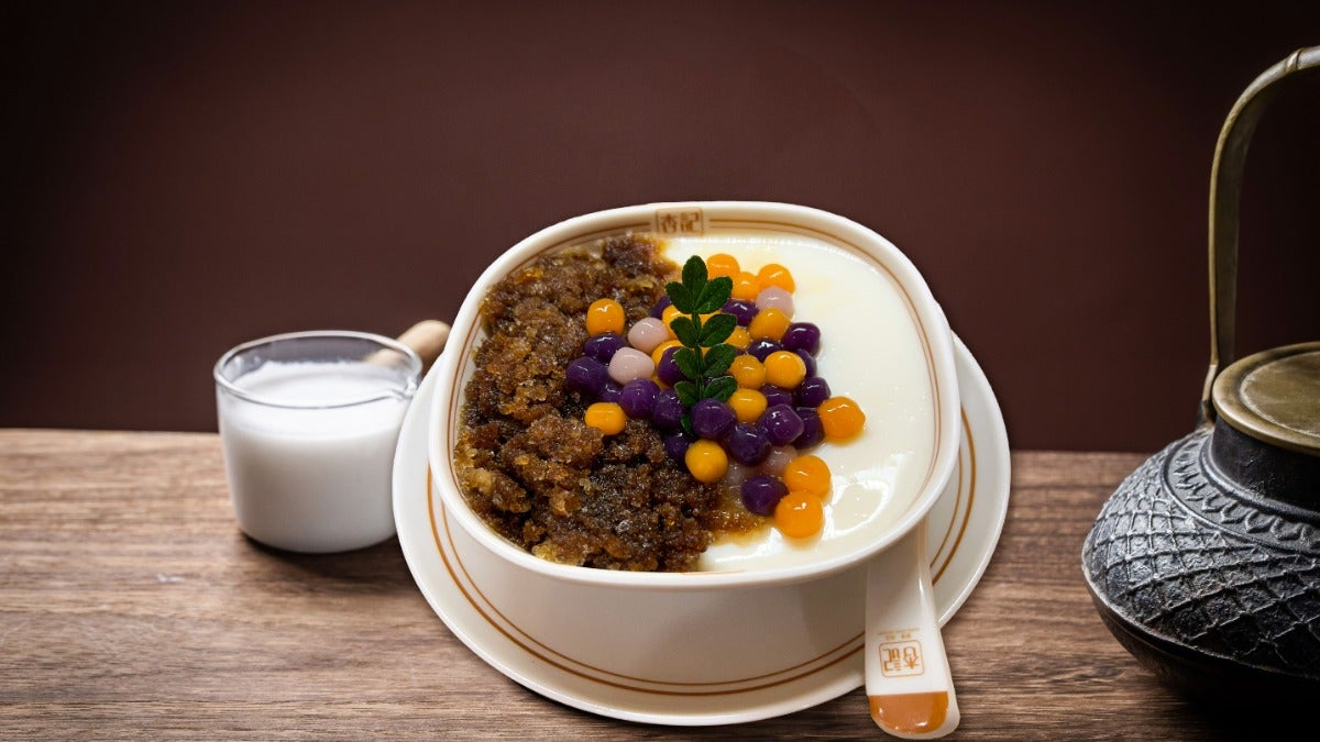 红糖冰豆花 Tofu Pudding with Brown Sugar and Mini Taro Ball