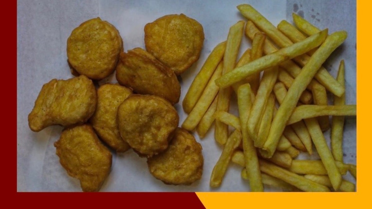 8 chicken nuggets with chips