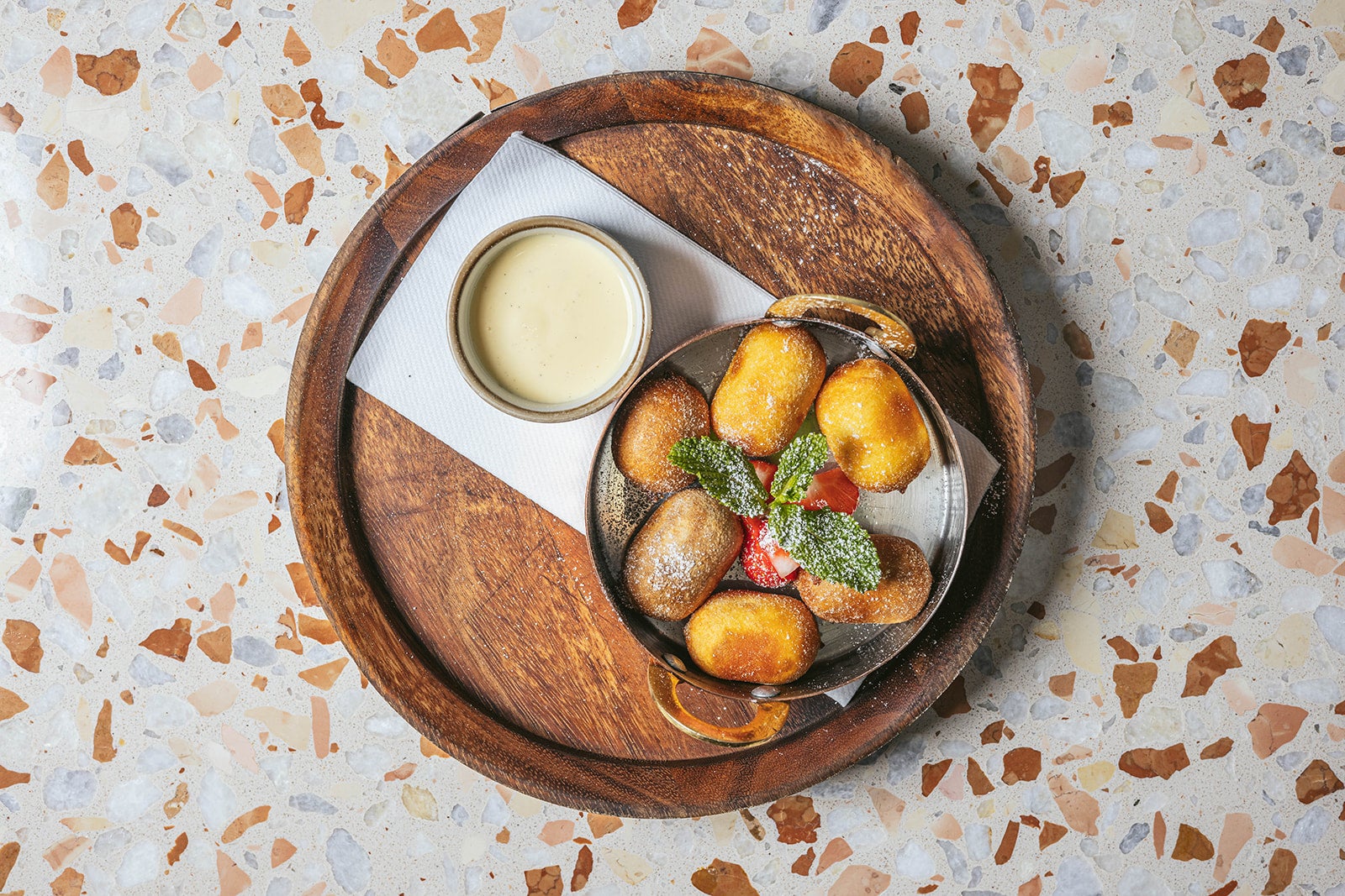 Hazlenut and pistacchio mini doughnuts
