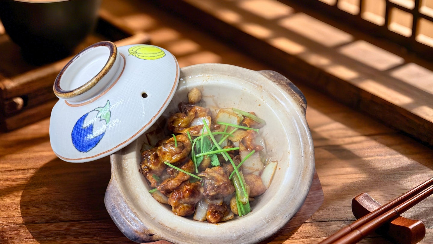 Stewed Corn Fed Chicken with Ginger and Shallot 葱香黄油鸡煲