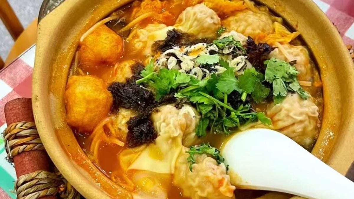 Clay Pot Signature Crayfish & Pork Wontons (5 /10pcs) + Choice of Toppings招牌小龙虾猪肉馄饨砂锅 5粒＋自选配菜