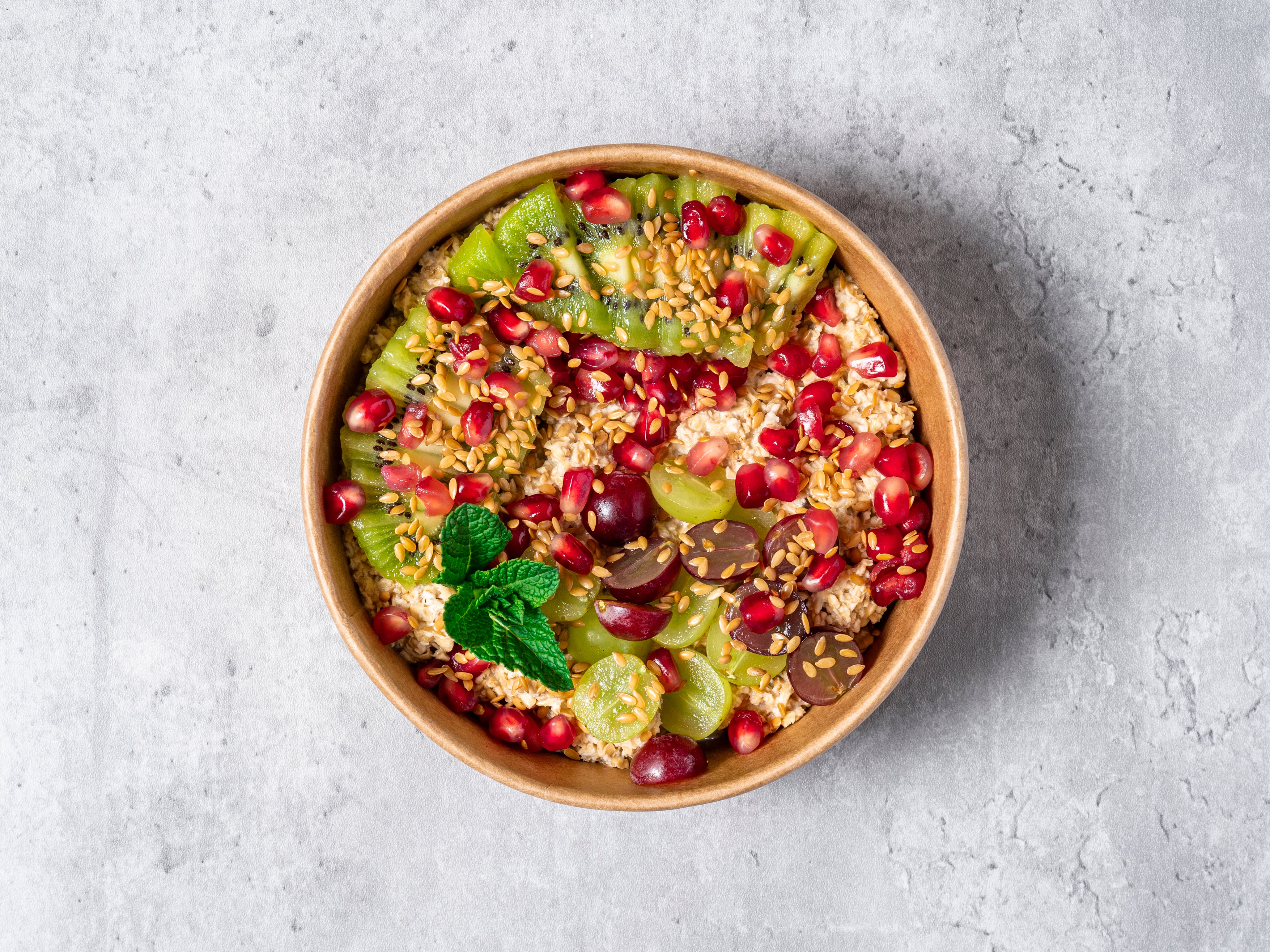 Overnight Gluten Free Oats with Grapes, Pomegranate, Kiwi & Golden Flaxseeds 🥣🍇🥝