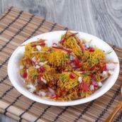 Sev Batata Puri With Cheese 