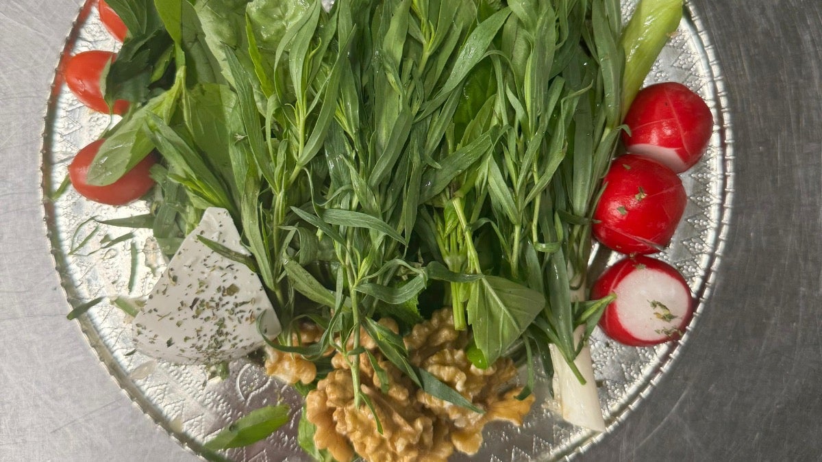 7- Cheese and Fresh Herbs پنير سبزي