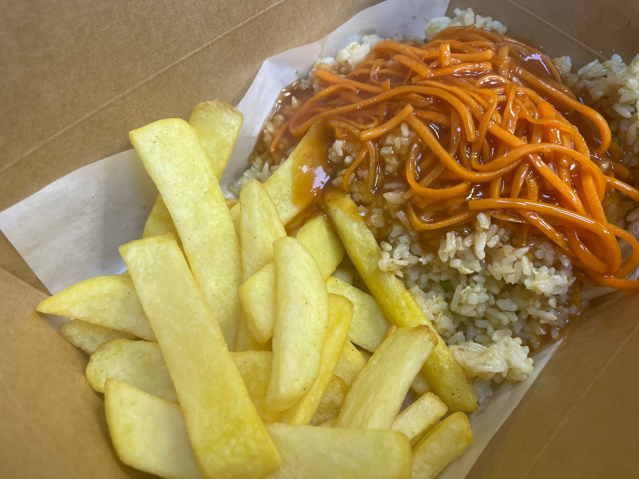Egg fried rice , chips , sweet and sour sauce 蛋炒飯, 薯條配甜酸汁