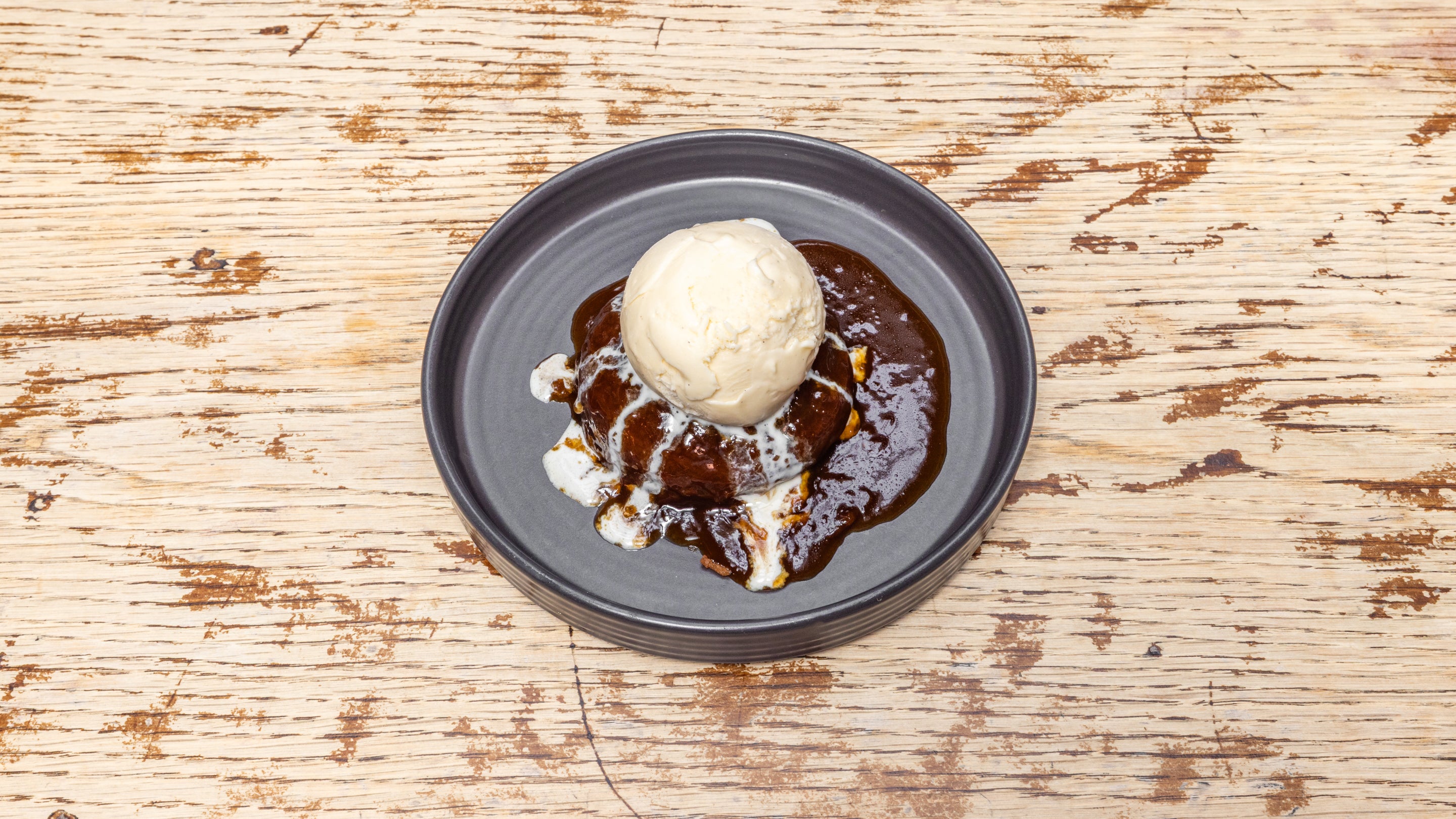 Sticky toffee pudding (v)