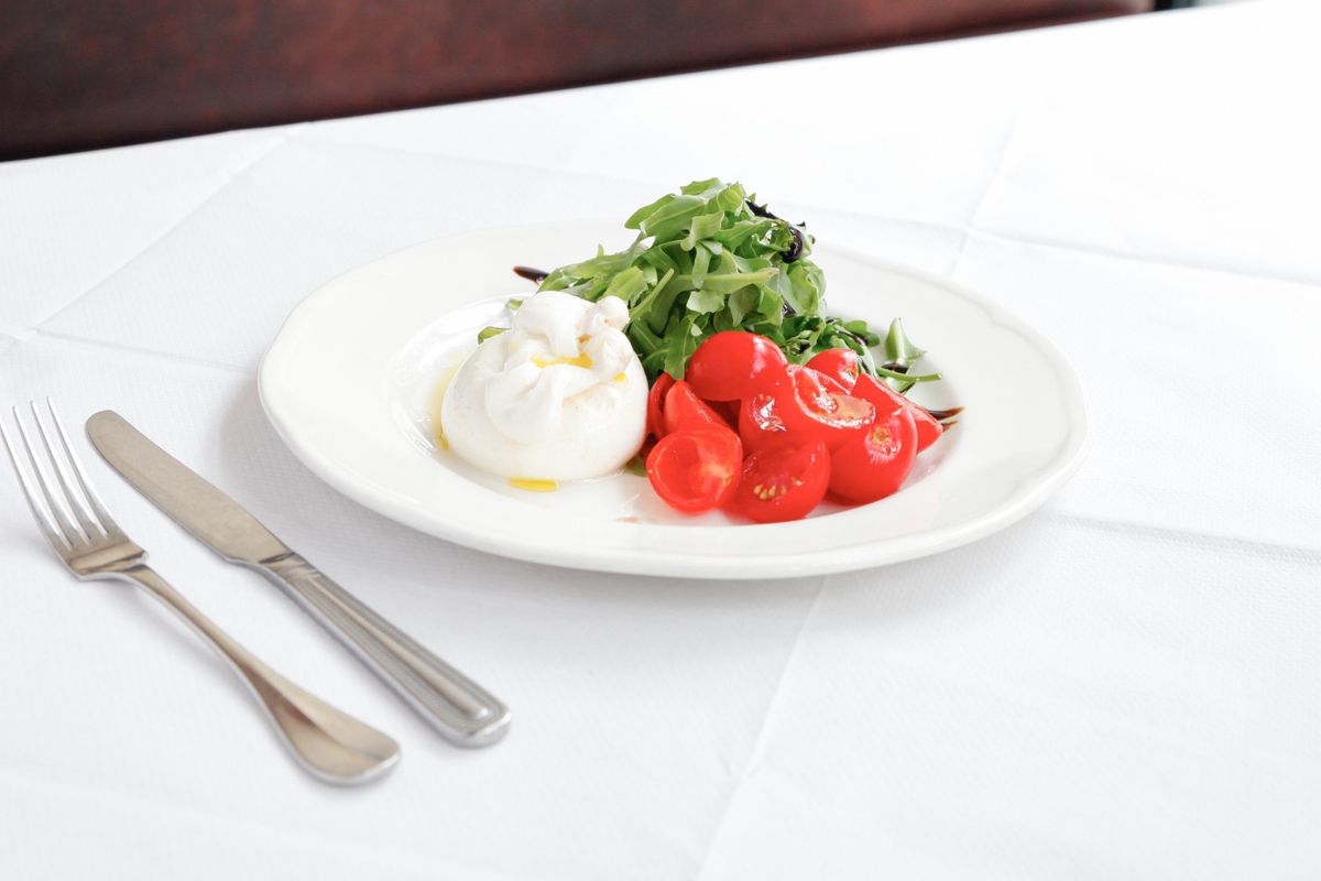 Burratina Fresca Con Pomodorini E Rucola