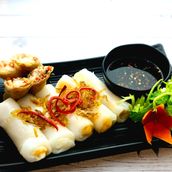 Steamed Rice Rolls With Fried Spring Rolls - 7Pcs