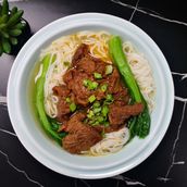 A02 Beef Brisket Noodles In Soup 大块牛腩面（汤）