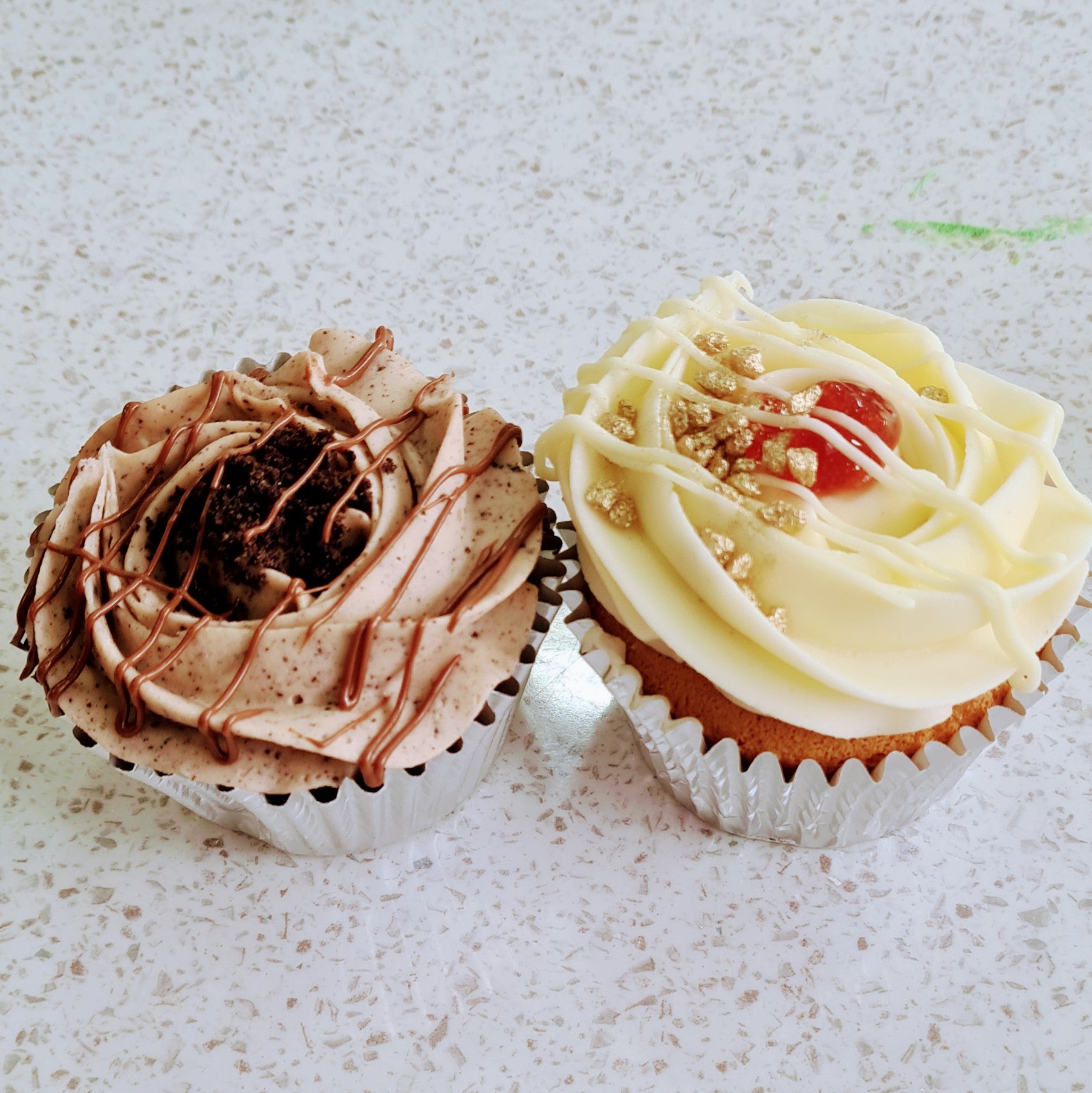 2 cupcakes